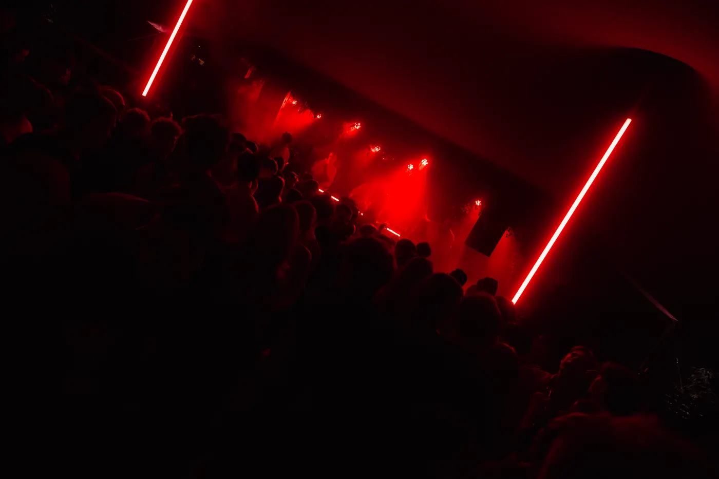 Rotes Licht über der Menge im Edelfettwerk