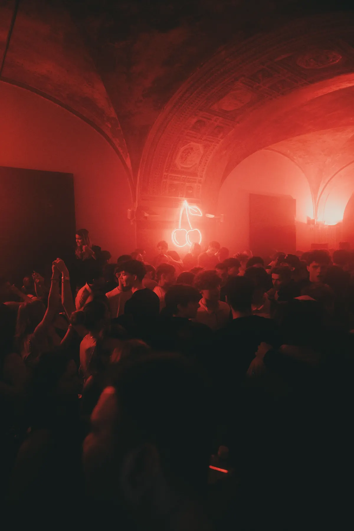 Neon-Kirsche im Gewölbe des Leos Cafe
